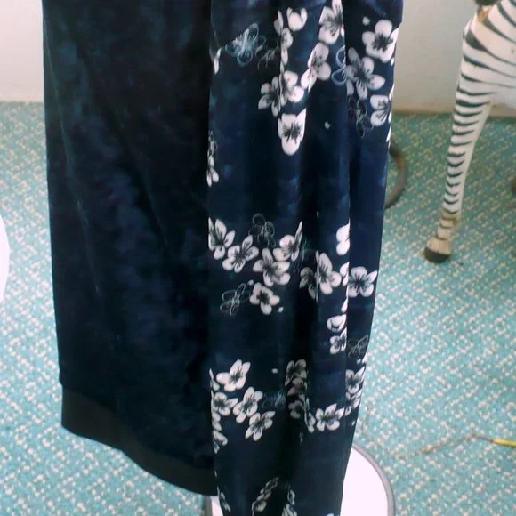 ❤️ NEW Disney Princess Sweatshirt Top Blue Floral Velour Size Large - Picture 4 of 11